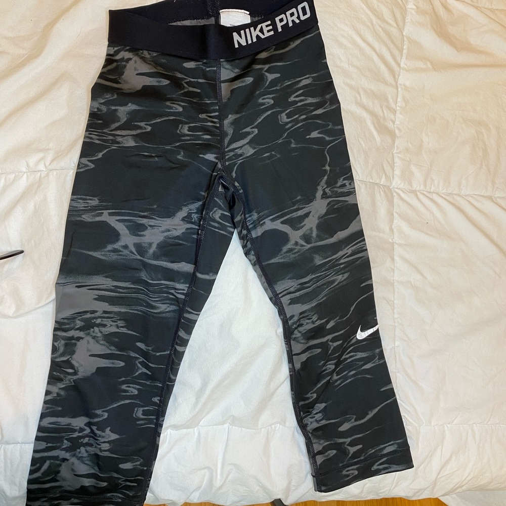 Nike Pro XS workout Capri leggings